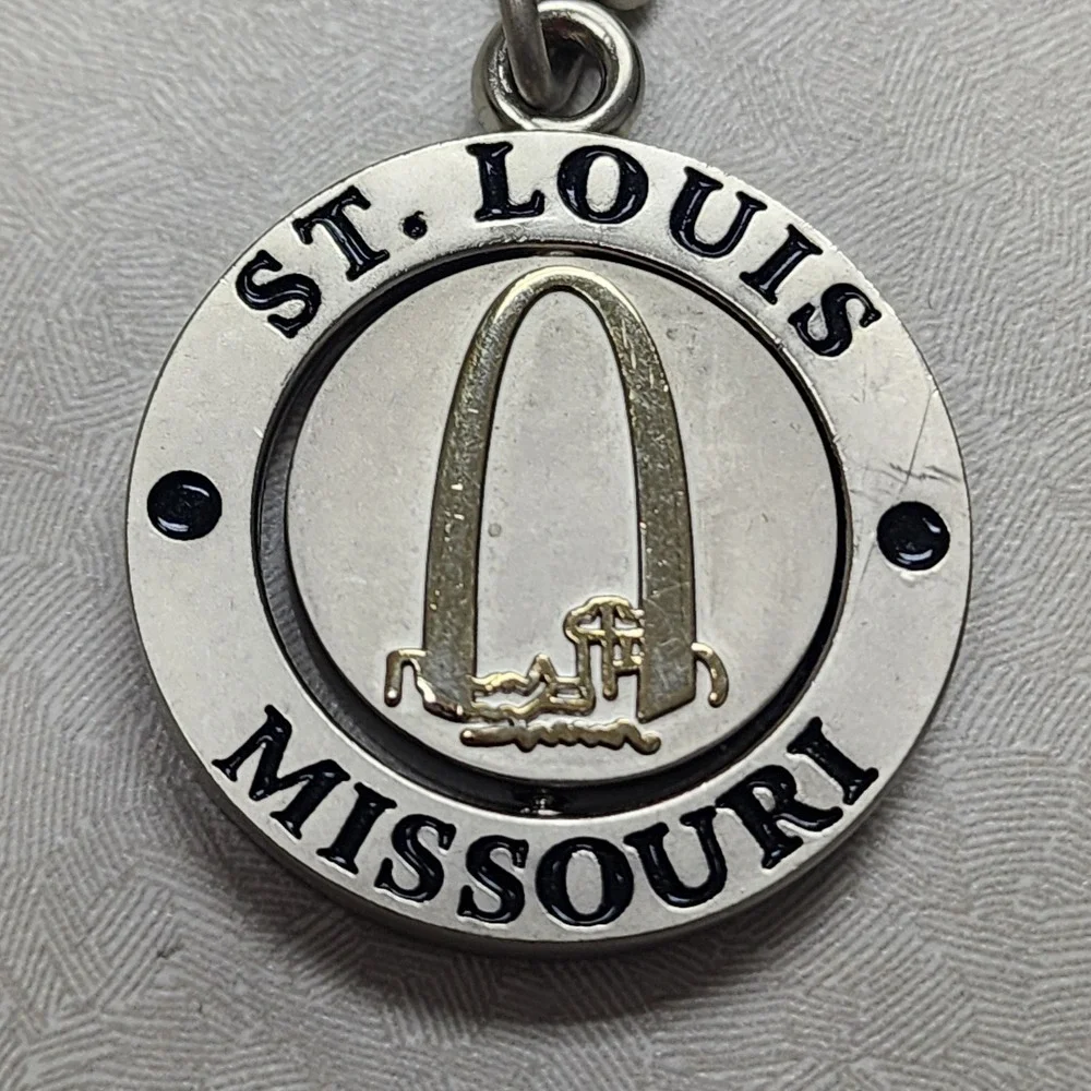 Vintage St. Louis Arch Missouri Spinning Keychain Center Collectible Silver Gold